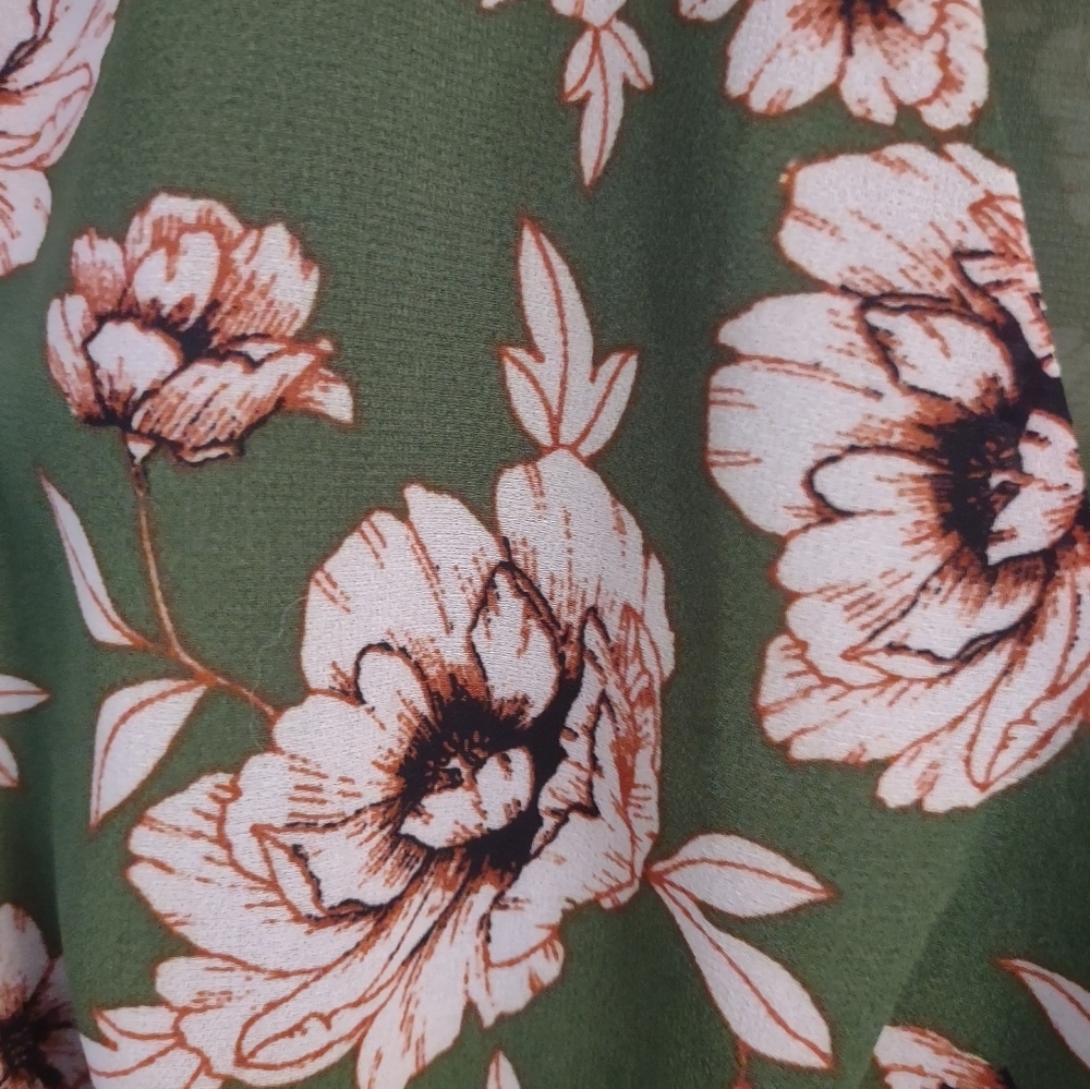 ASTR THE LABEL Green Floral Pleated Sleeve Wrap Blouse. Size Medium. - Picture 6 of 10